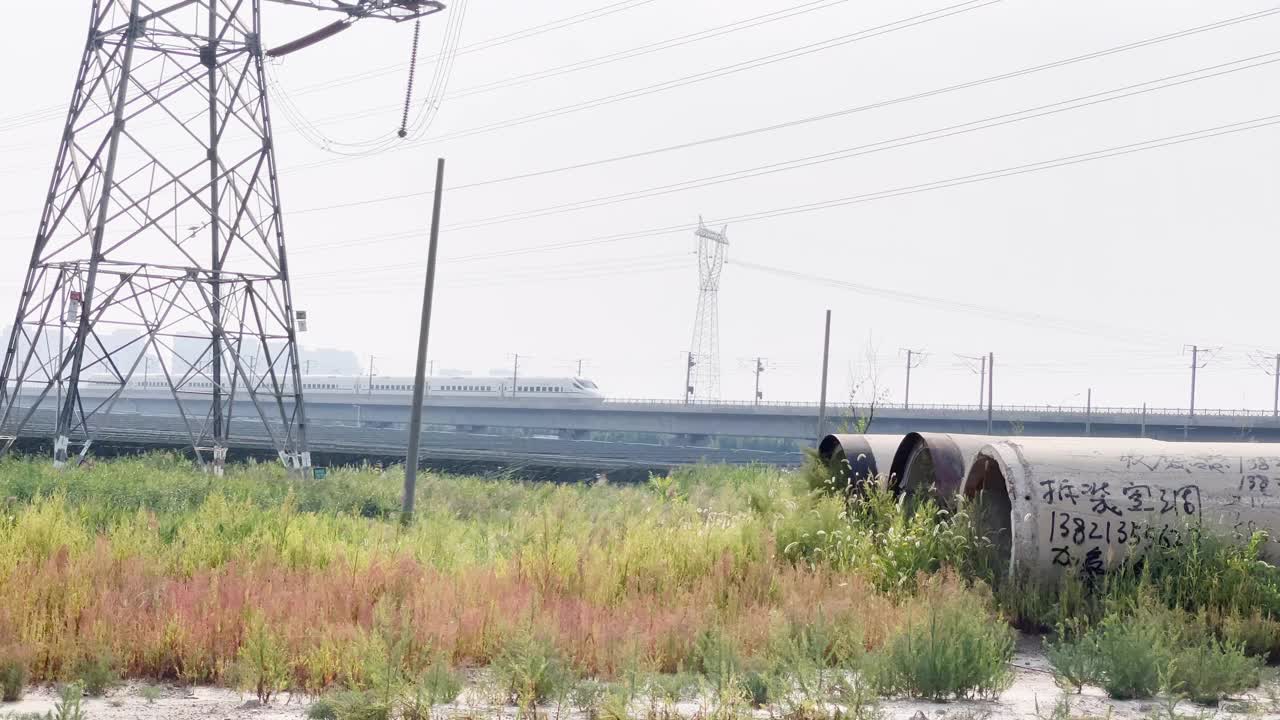 乡村景色中的火车视频素材