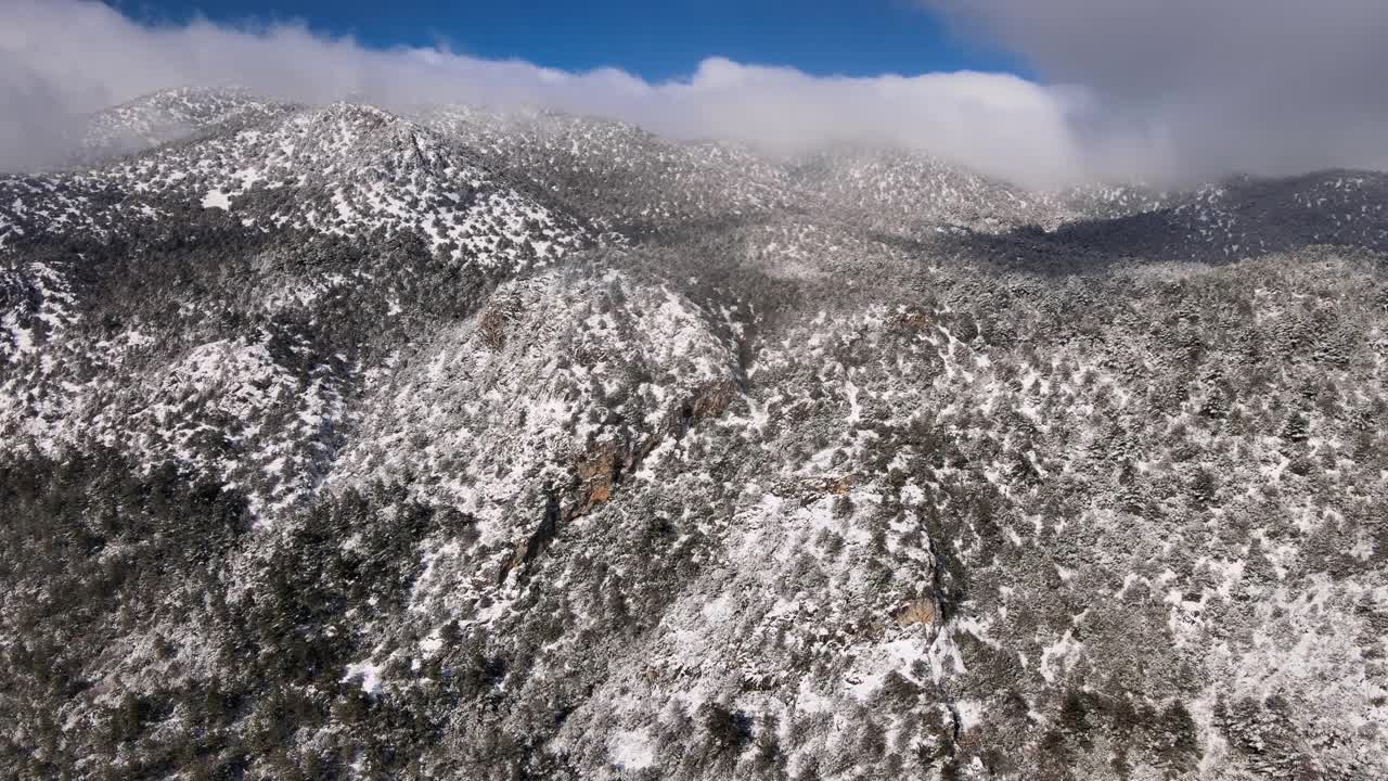 冬天的陡峭山峰视频素材