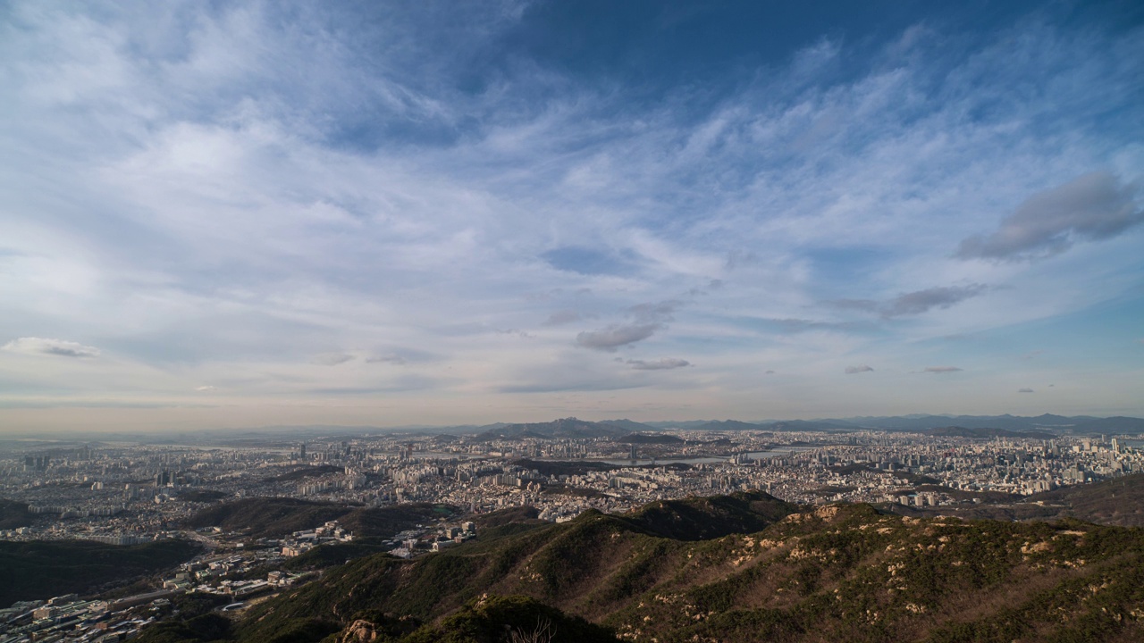 汉江、冠岳山和北汉山的市中心风景/韩国首尔视频素材