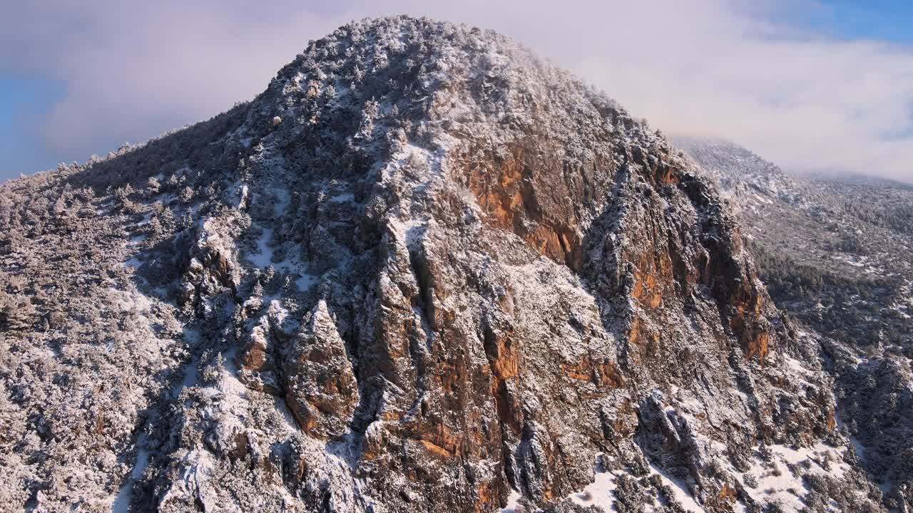 冬天的陡峭山峰视频素材