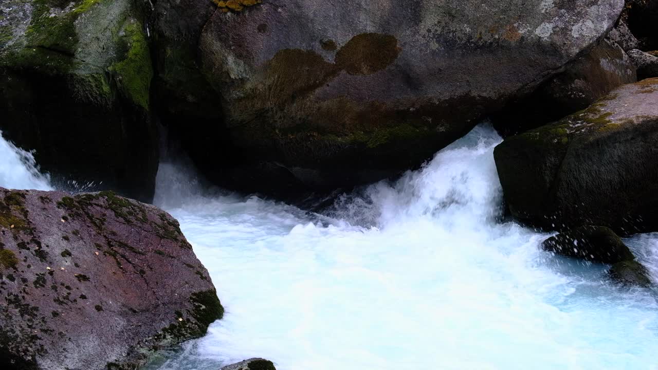 湍急的河水溅起水花。视频素材