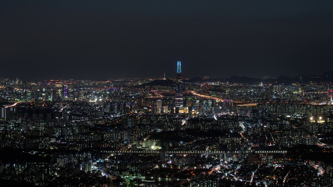 夜景:汉江周边的市中心、乐天世界大厦、首尔松坡区蚕室视频素材