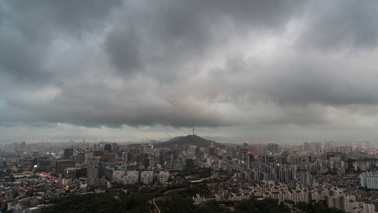 白天——首尔城郭和N首尔塔周围的市中心/韩国首尔中区和钟路区视频素材