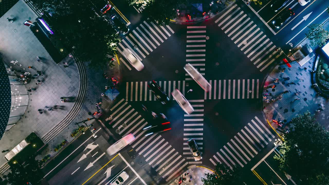 T/L无人机视角的城市街道十字路口在夜间视频素材