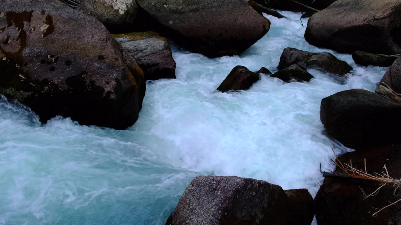 湍急的河水溅起水花。视频下载