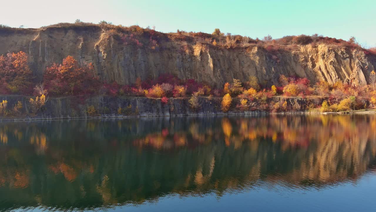 人工池塘与蔚蓝的水和风景如画的淹水采石场视频素材