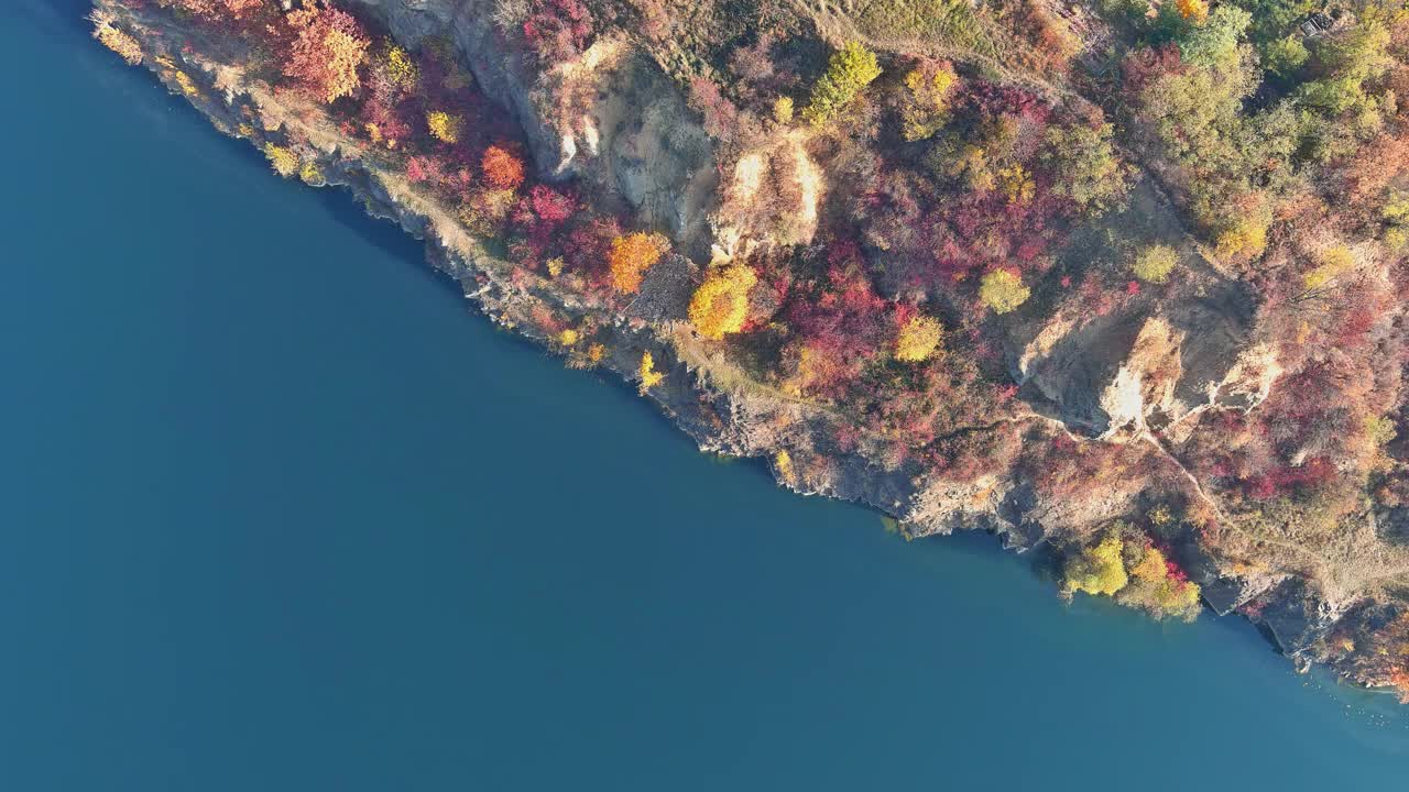 在花岗岩采石场被水淹没的地方看到的人造湖视频素材