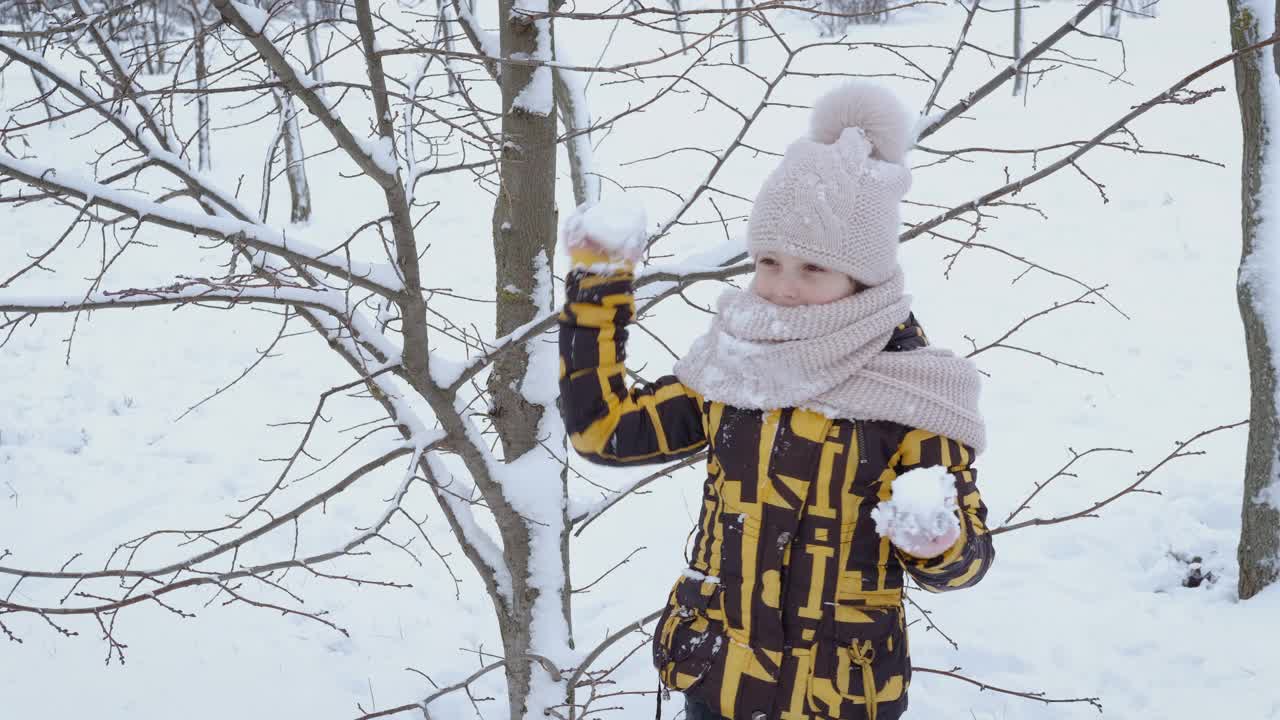 孩子扔雪球。视频素材