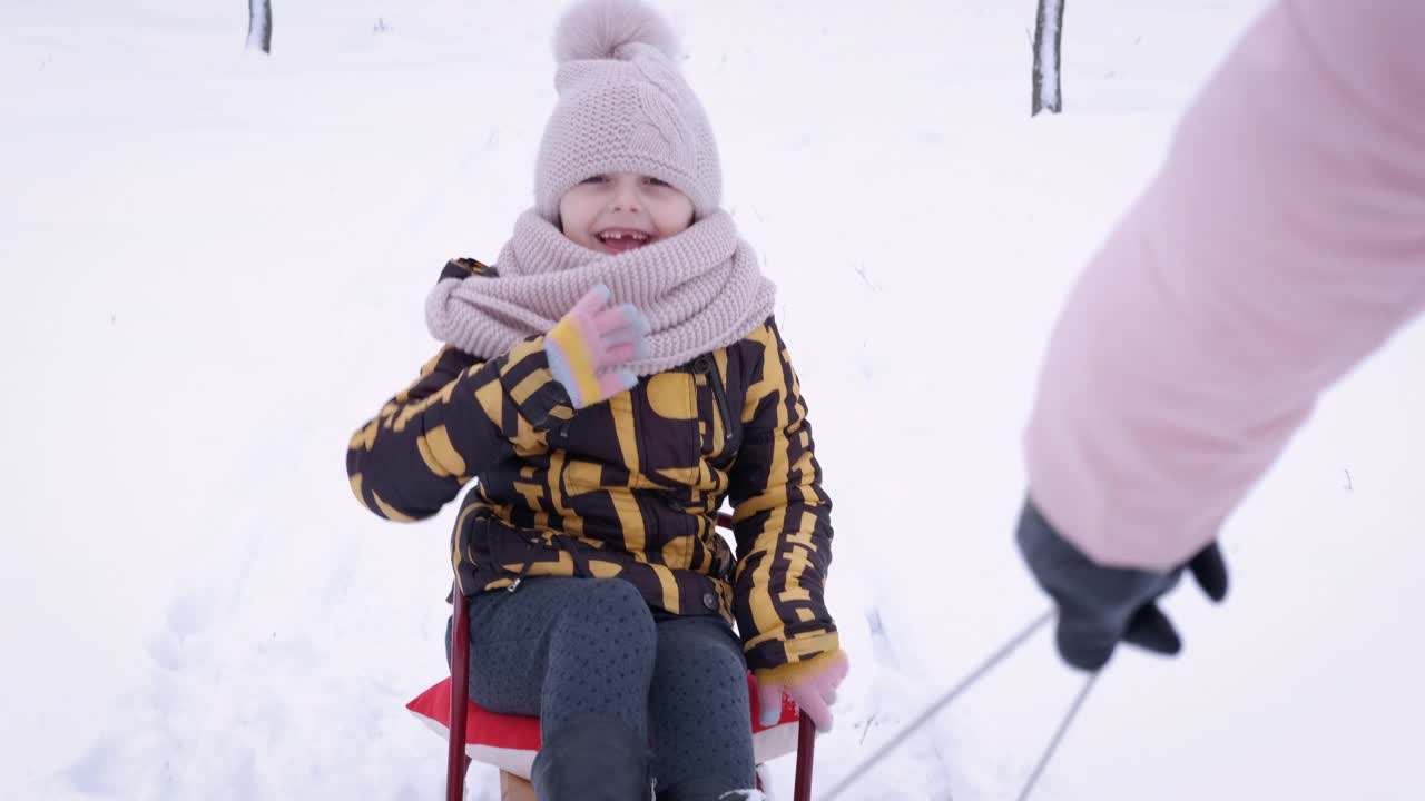 孩子在雪橇上。视频素材