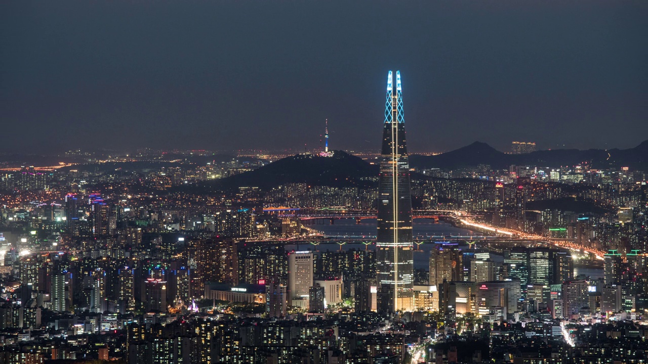 夜景:汉江周边的市中心、乐天世界大厦、首尔松坡区蚕室视频素材