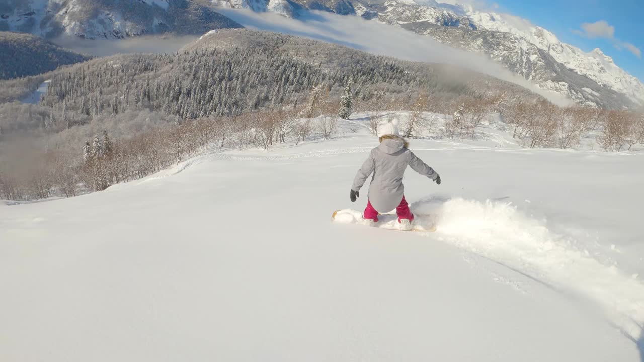 慢动作:极端的女子滑雪者在朱利安阿尔卑斯山的偏远地区。视频下载