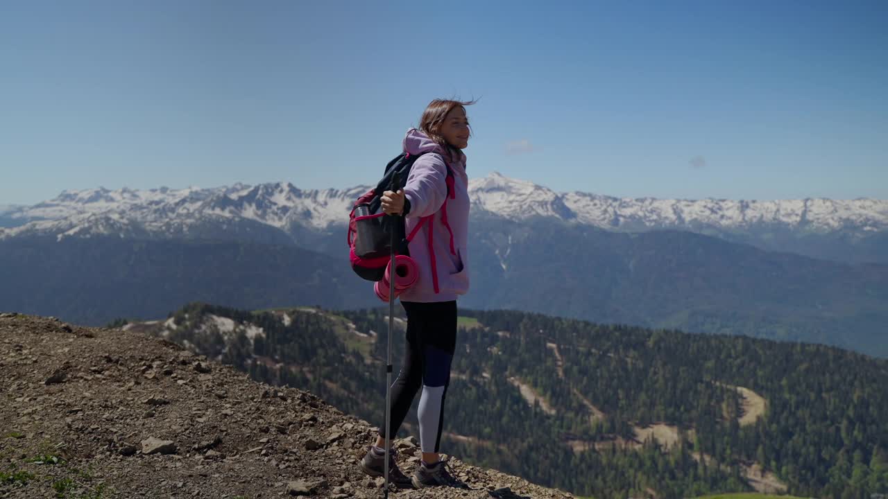 一位受启发的女徒步旅行者对山景感到惊奇视频素材