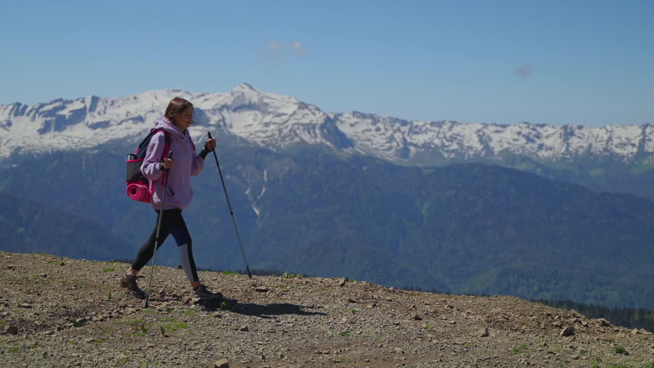 徒步登山，背着背包的女子在山顶徒步视频素材