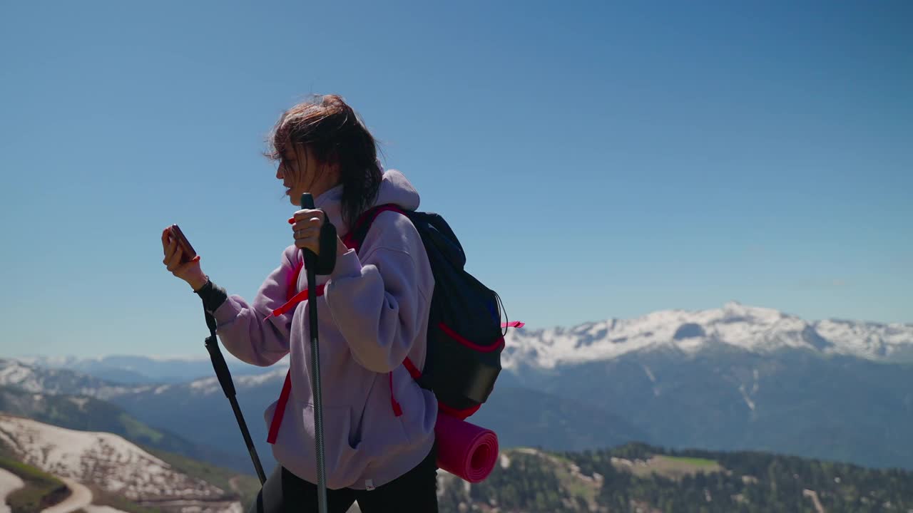 一名女登山者用手机上的gps查看路线视频素材