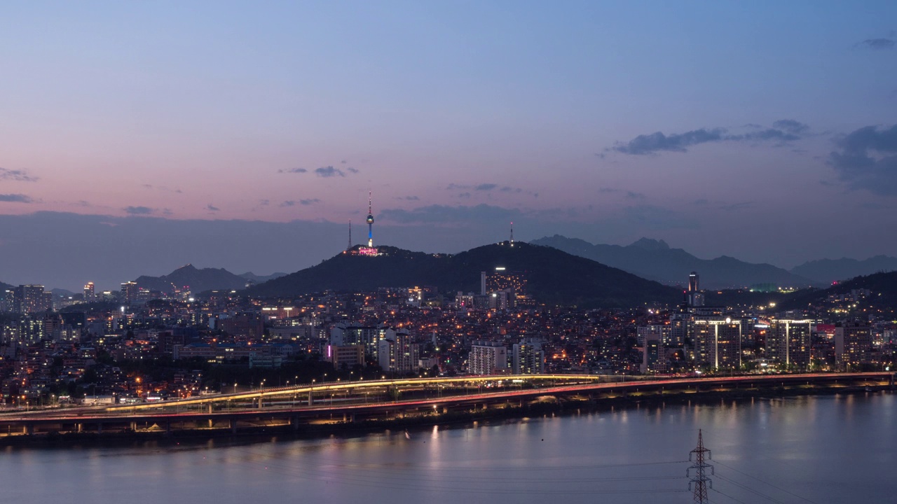 ▽夜景=汉城龙山区汉江周围的市中心、江边高速公路、N首尔塔的日落视频素材