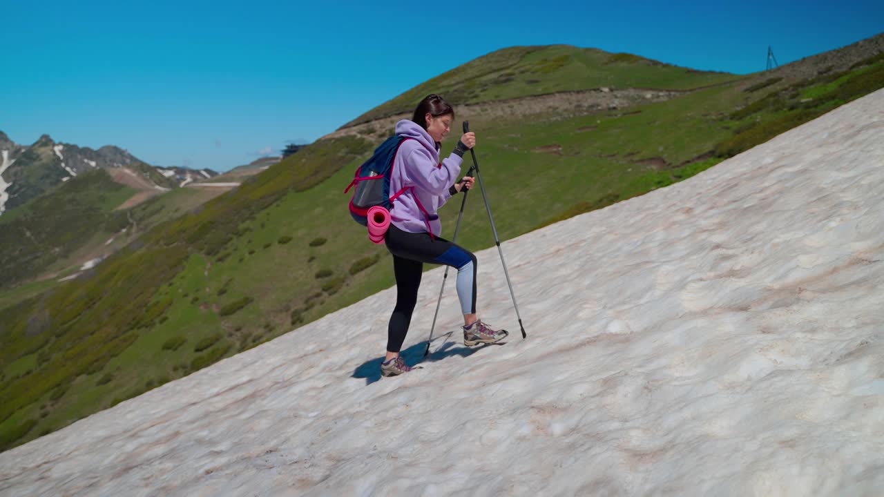 攀登雪坡的女登山者视频素材