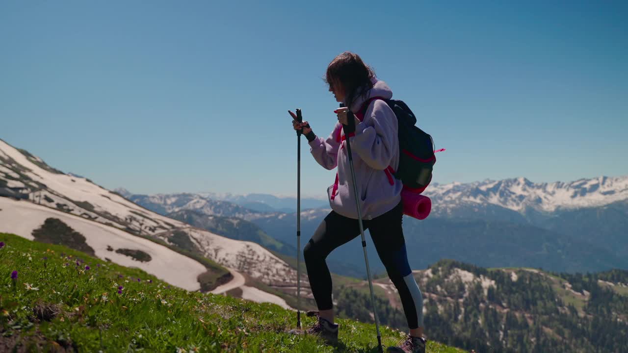 在夏日的高原徒步旅行中，一个女人独自走在山顶上视频素材