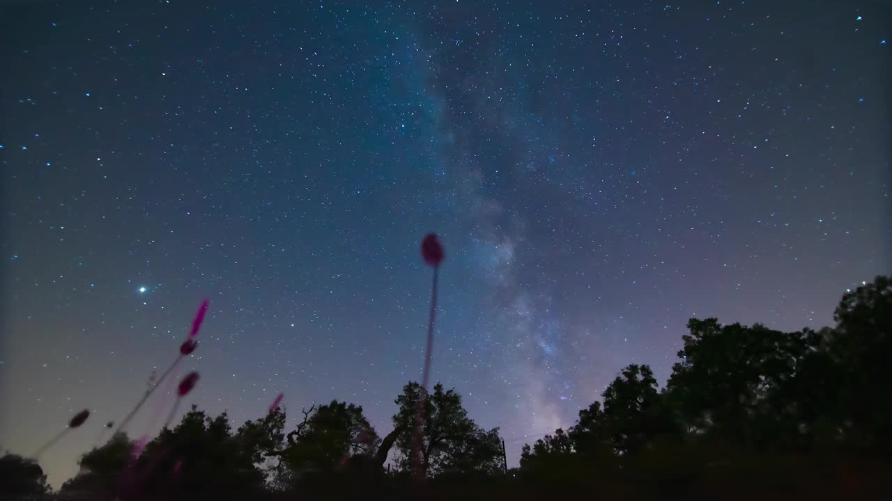 在银河移动的夜空滑块上的时间流逝。视频素材