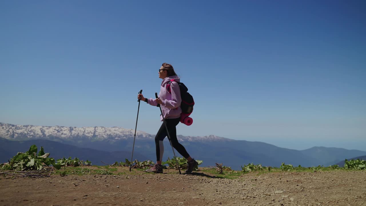 一名孤独的女游客在暑假徒步登山视频素材