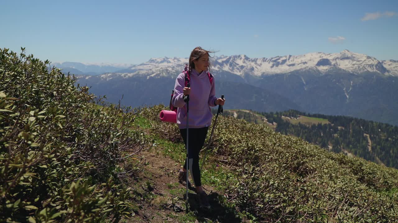 健康的生活方式和体育活动，妇女徒步登山视频素材