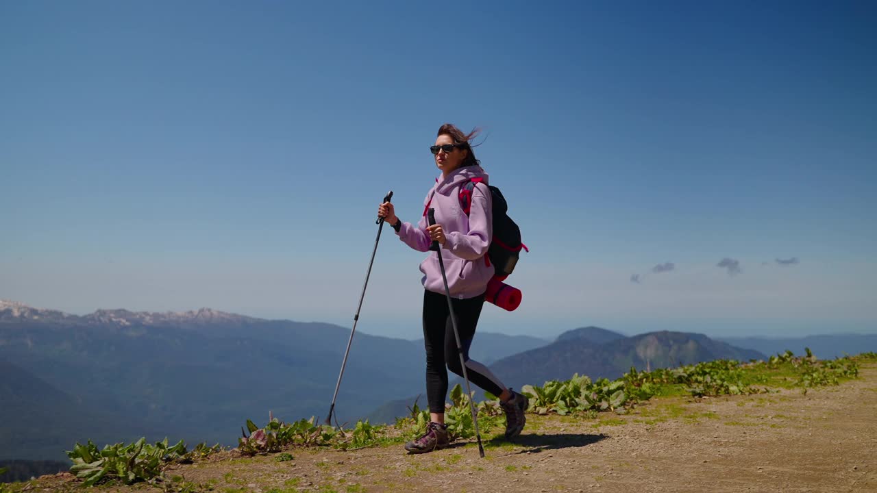 女游客是独自登山，独立自信的女登山者视频素材