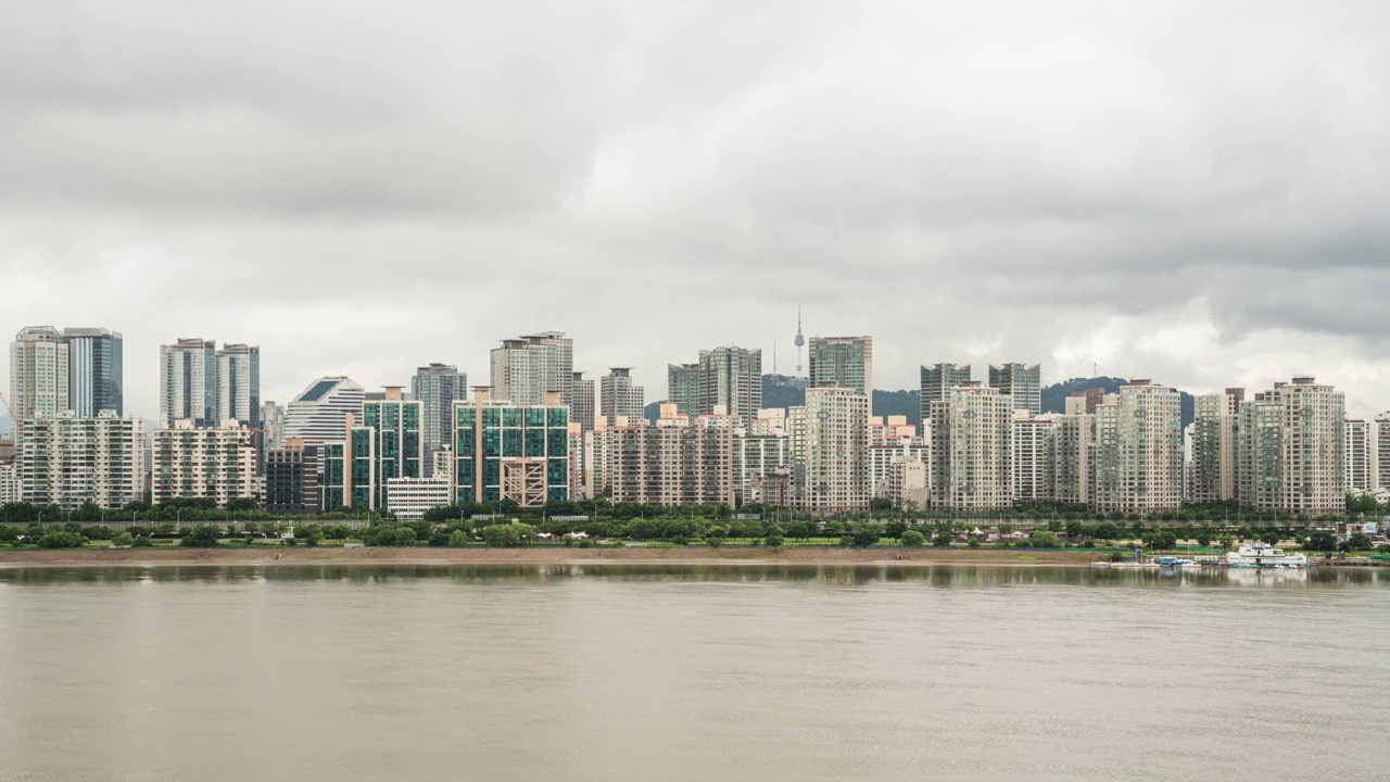 ▽白天=暴雨警报出现的雨季，以汉江为中心、江边高速公路、高层公寓为中心的市中心地区/汉城龙山区视频素材