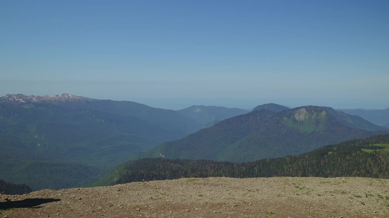 在山里徒步旅行的女人视频素材