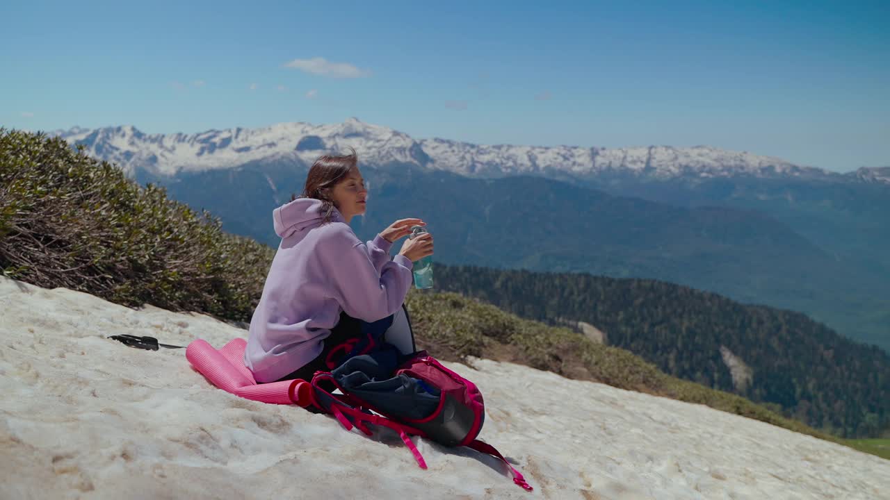 在高原上旅行的女子，徒步攀登雪山后正在休息视频素材