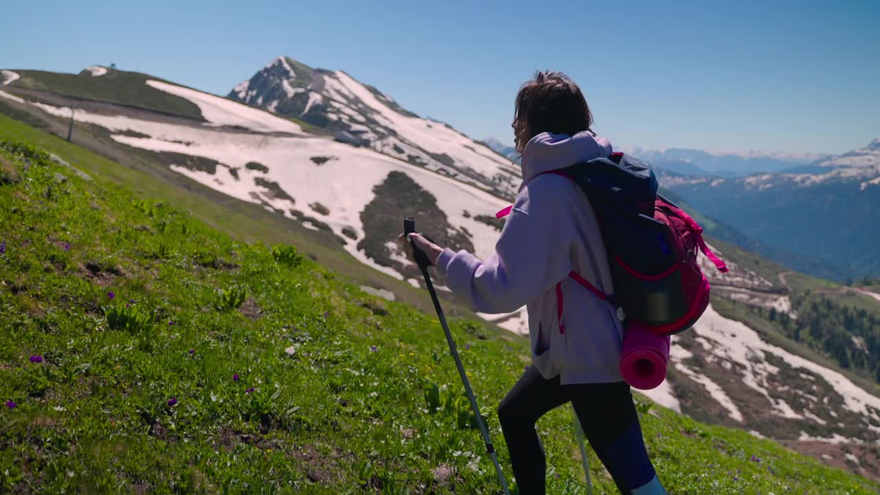 有灵感的女人正在攀登山顶，独自旅行，享受大自然视频素材