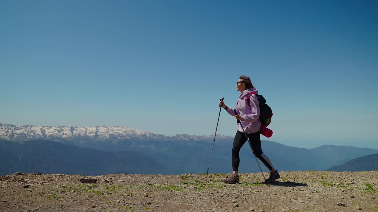 女孩背包客享受山景视频素材