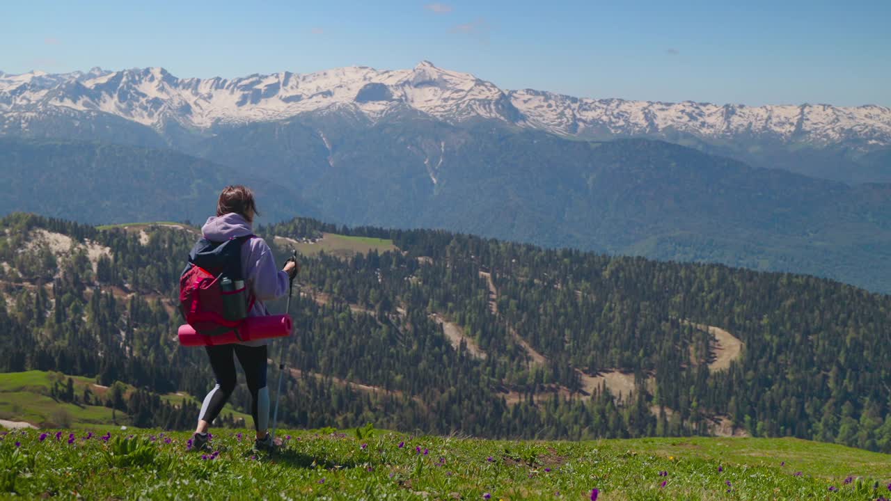 女性徒步旅行者有令人兴奋的旅程在山区视频素材