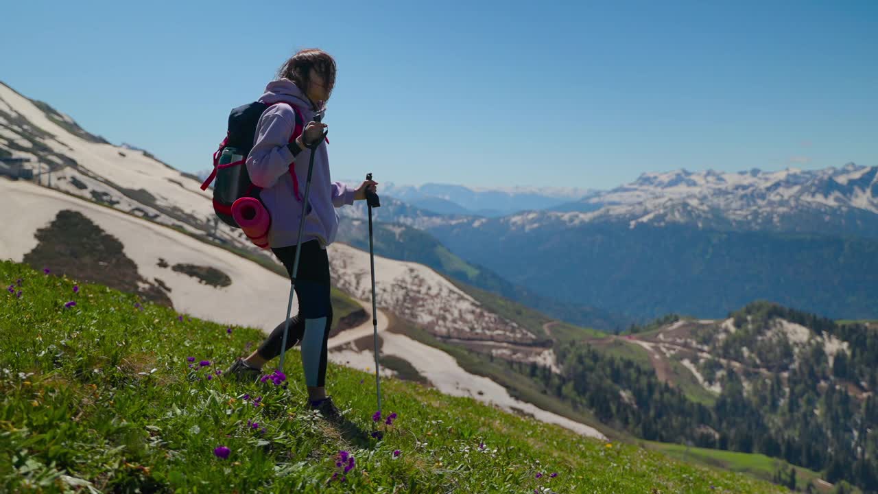 女登山运动员走下山坡视频素材