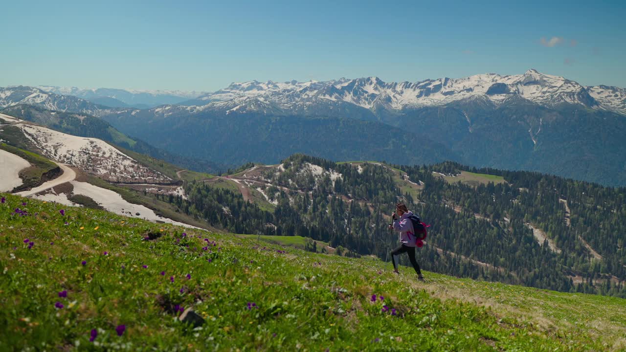 一名独自登山的女子正在山顶上徒步视频素材