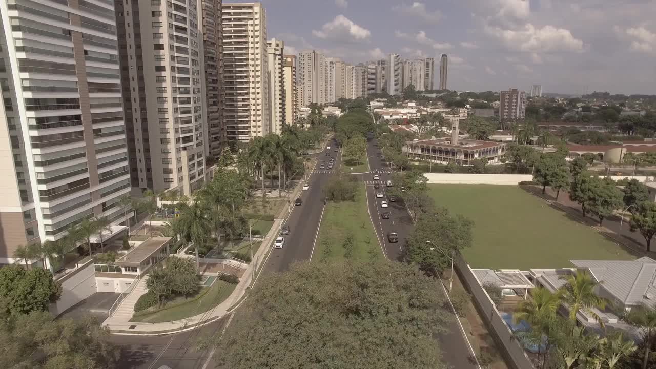 Avenida教授João Fiúza，巴西Ribeirão Preto最著名的大道，São Paulo视频素材