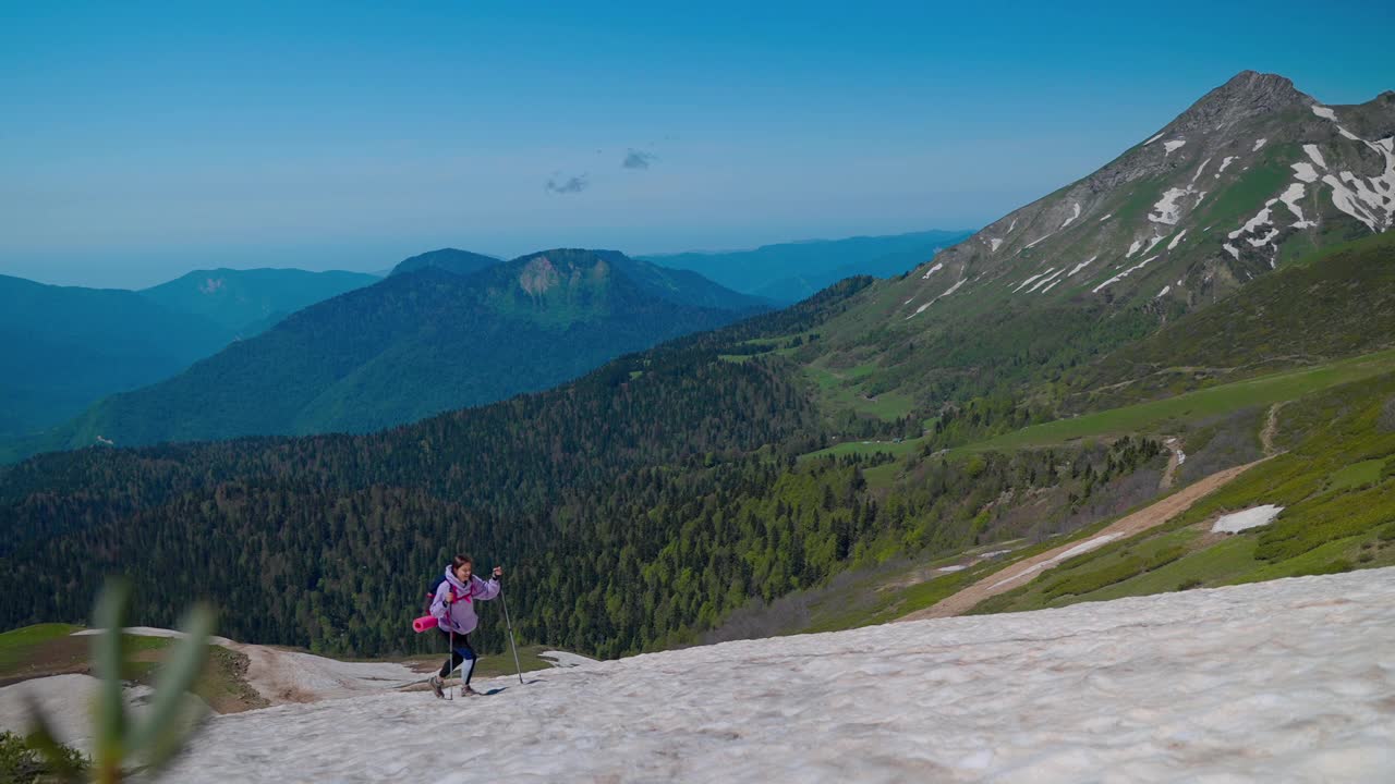 爬山，独自一人的女背包客正在攀登山顶视频素材