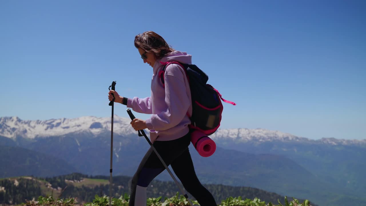 在山上徒步旅行的女孩视频素材