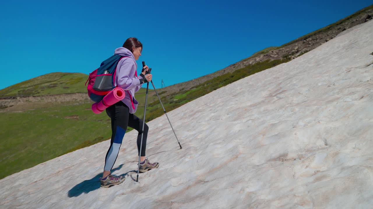 女性登山、独自旅行、徒步登山、爬山等视频素材