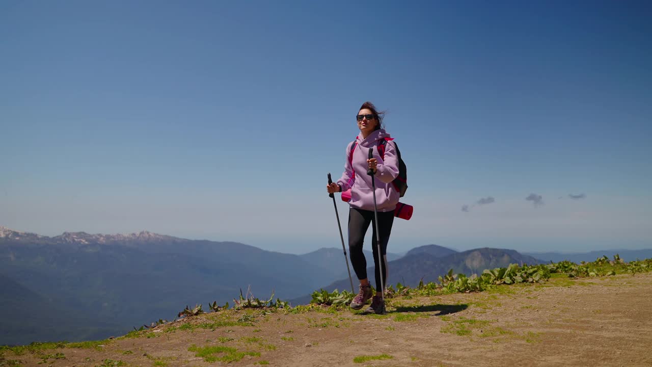 拿着登山杖的女登山者视频素材