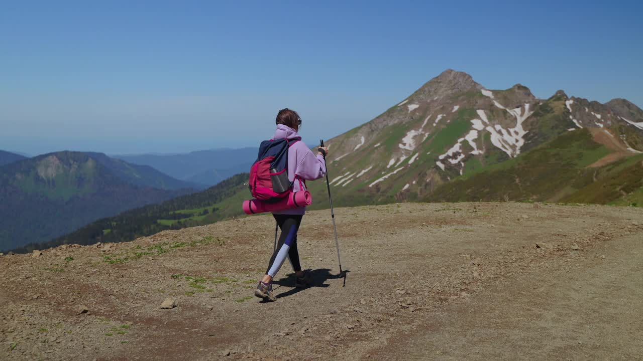 女孩在山上徒步旅行视频素材