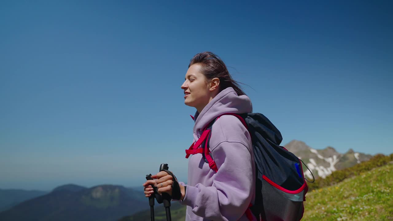 在山顶上快乐而兴奋的登山客视频素材