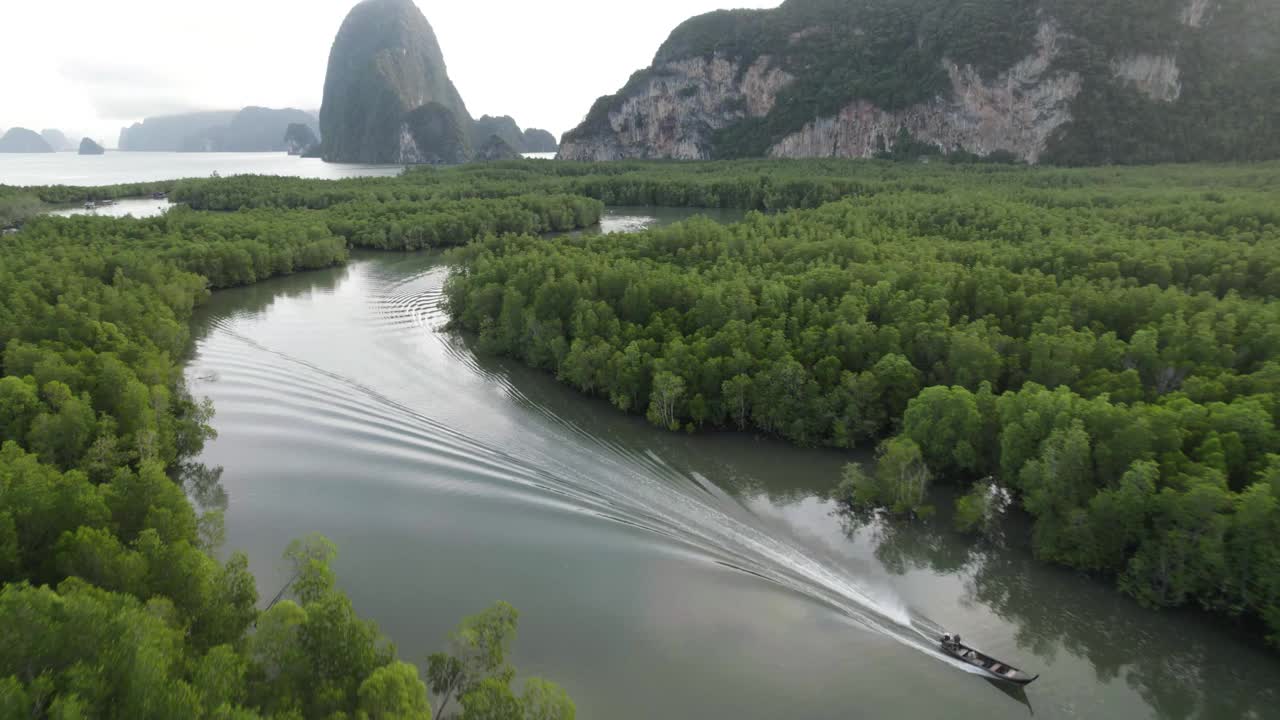 4K Footage Unseen Thailand:鸟瞰图曲线沿热带雨林在Phang nga湾“Samed nangchee”，泰国。视频下载