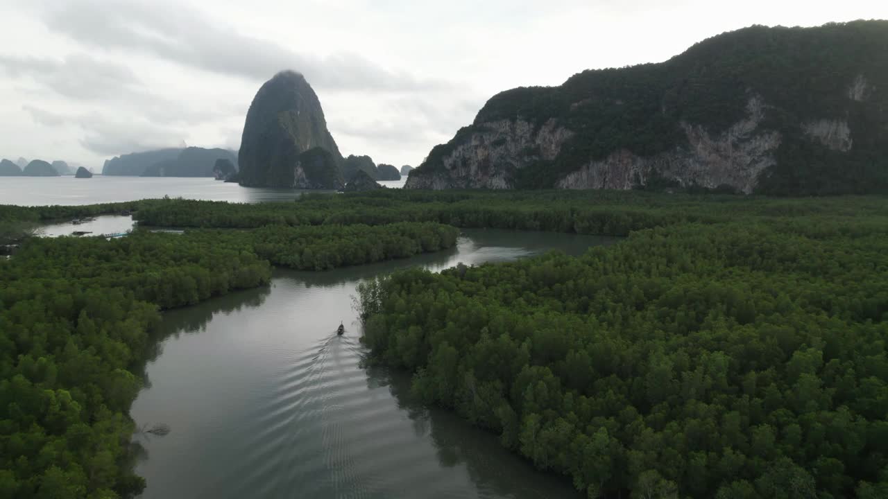 4K Footage Unseen Thailand:鸟瞰图曲线沿热带雨林在Phang nga湾“Samed nangchee”，泰国。视频下载