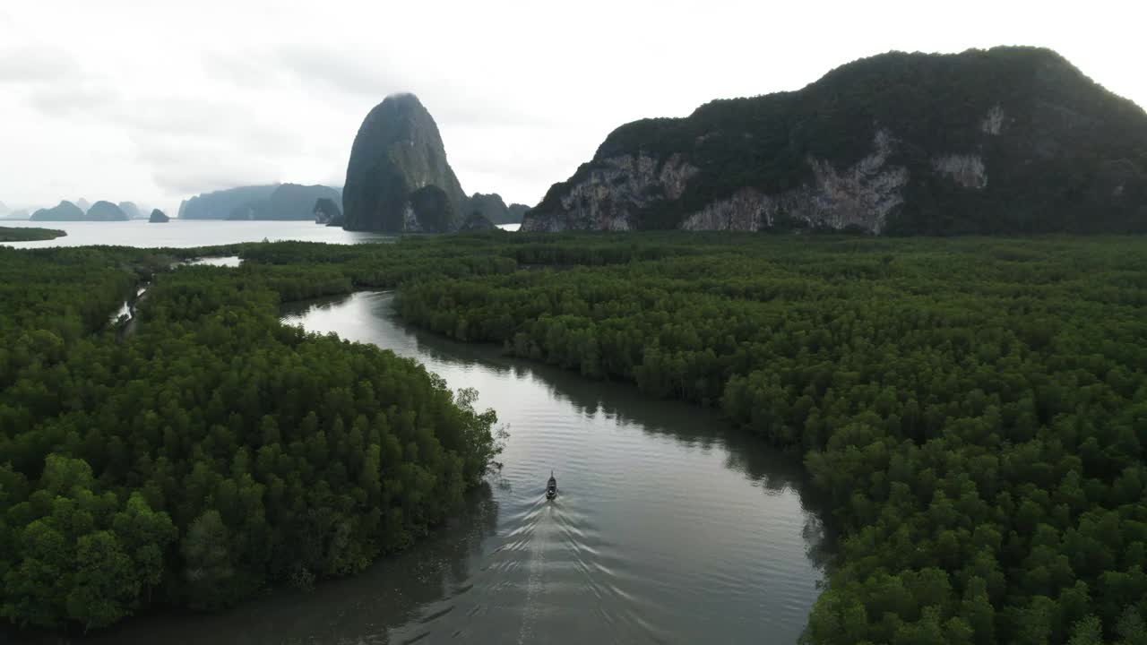 4K Footage Unseen Thailand:鸟瞰图曲线沿热带雨林在Phang nga湾“Samed nangchee”，泰国。视频下载