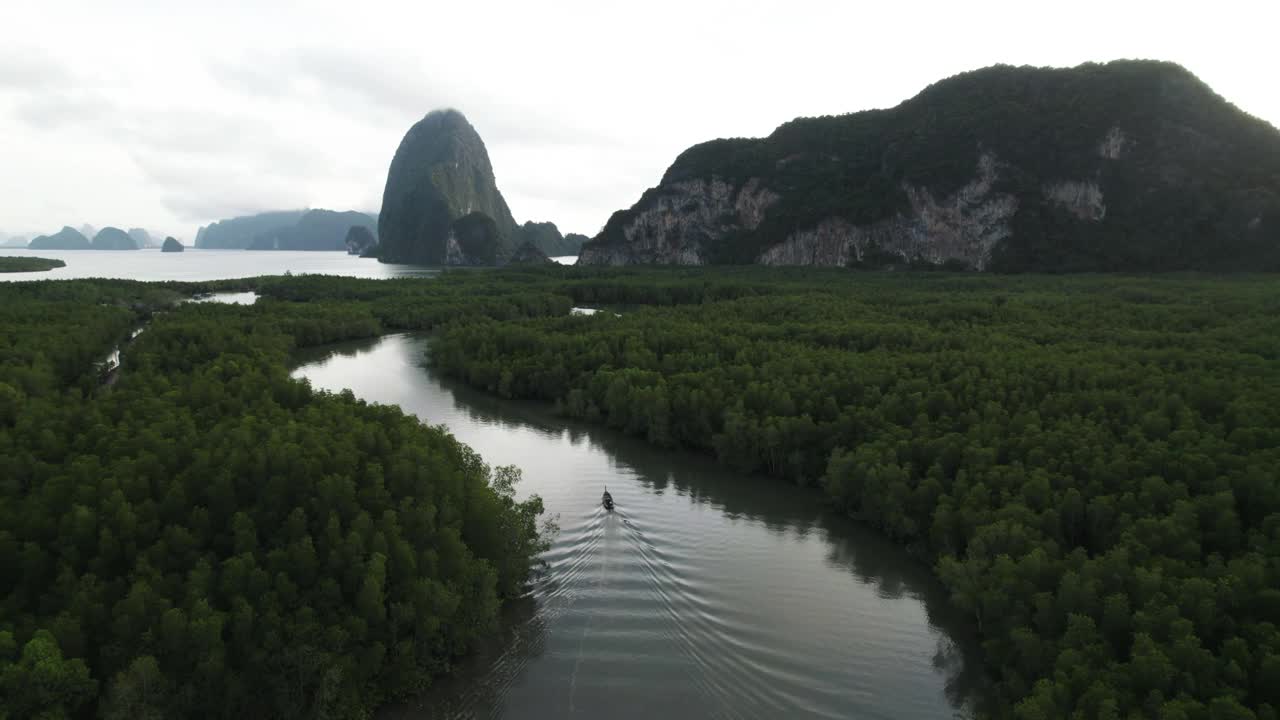 4K Footage Unseen Thailand:鸟瞰图曲线沿热带雨林在Phang nga湾“Samed nangchee”，泰国。视频下载