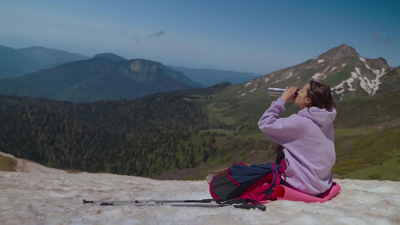 旅游和探索山中的自然地标，年轻的女性徒步旅行者在山顶独自休息视频素材