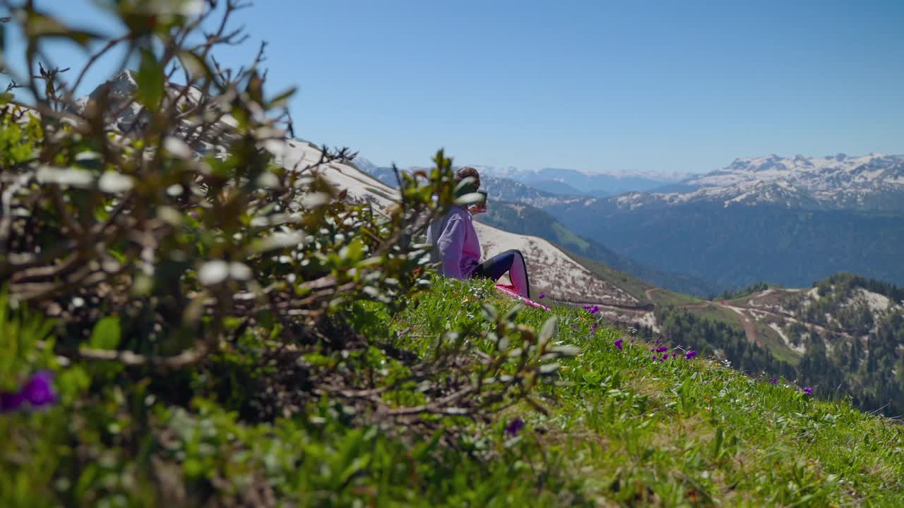 徒步旅行者在山上自拍视频素材