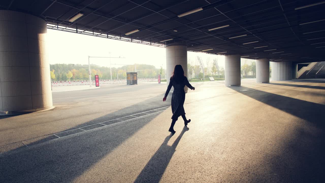 年轻女子自信地走在街上视频素材