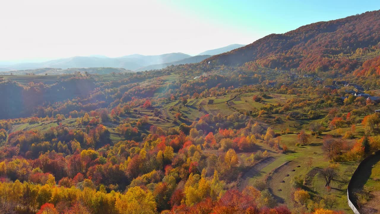 风景如画的山景与喀尔巴阡山脉附近的村庄视频素材