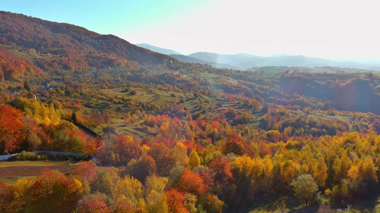 一个秋天的早晨，风景如画的山区小村庄视频素材