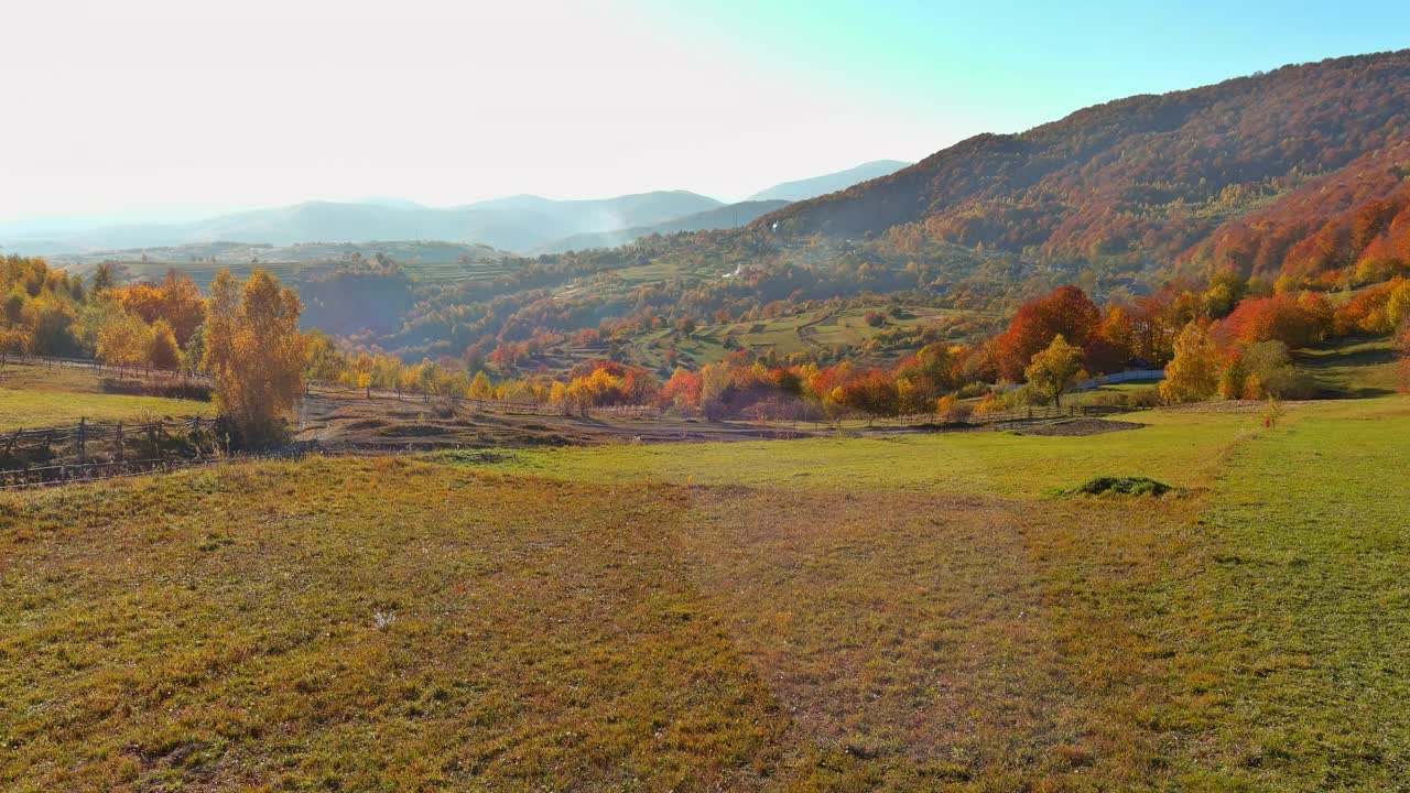 美丽的大自然，温暖的秋日清晨，迷人的高山视频素材